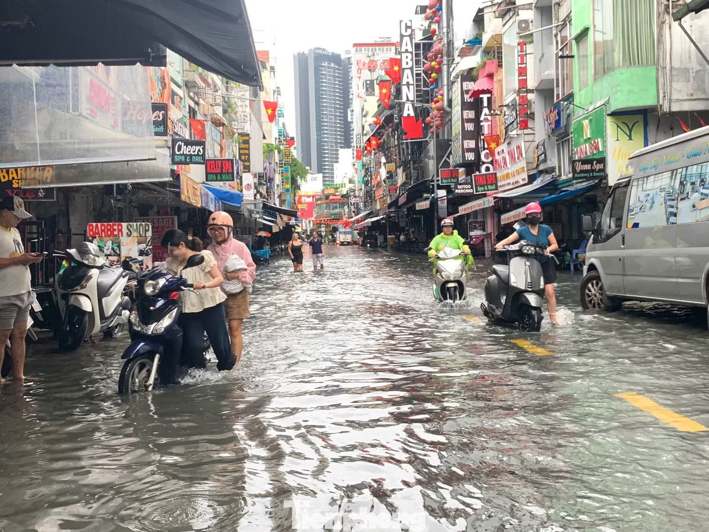 Trung tâm TPHCM ngập sâu - Ảnh 9.