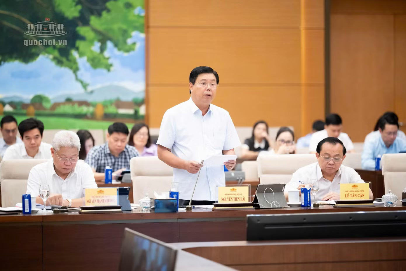 Bộ trưởng Nội vụ Nguyễn Tiến Hải tại phiên họp. Ảnh: QH. Tài xế công nghệ, shipper sẽ phải đóng bảo hiểm xã hội bắt buộc? - Ảnh 1.