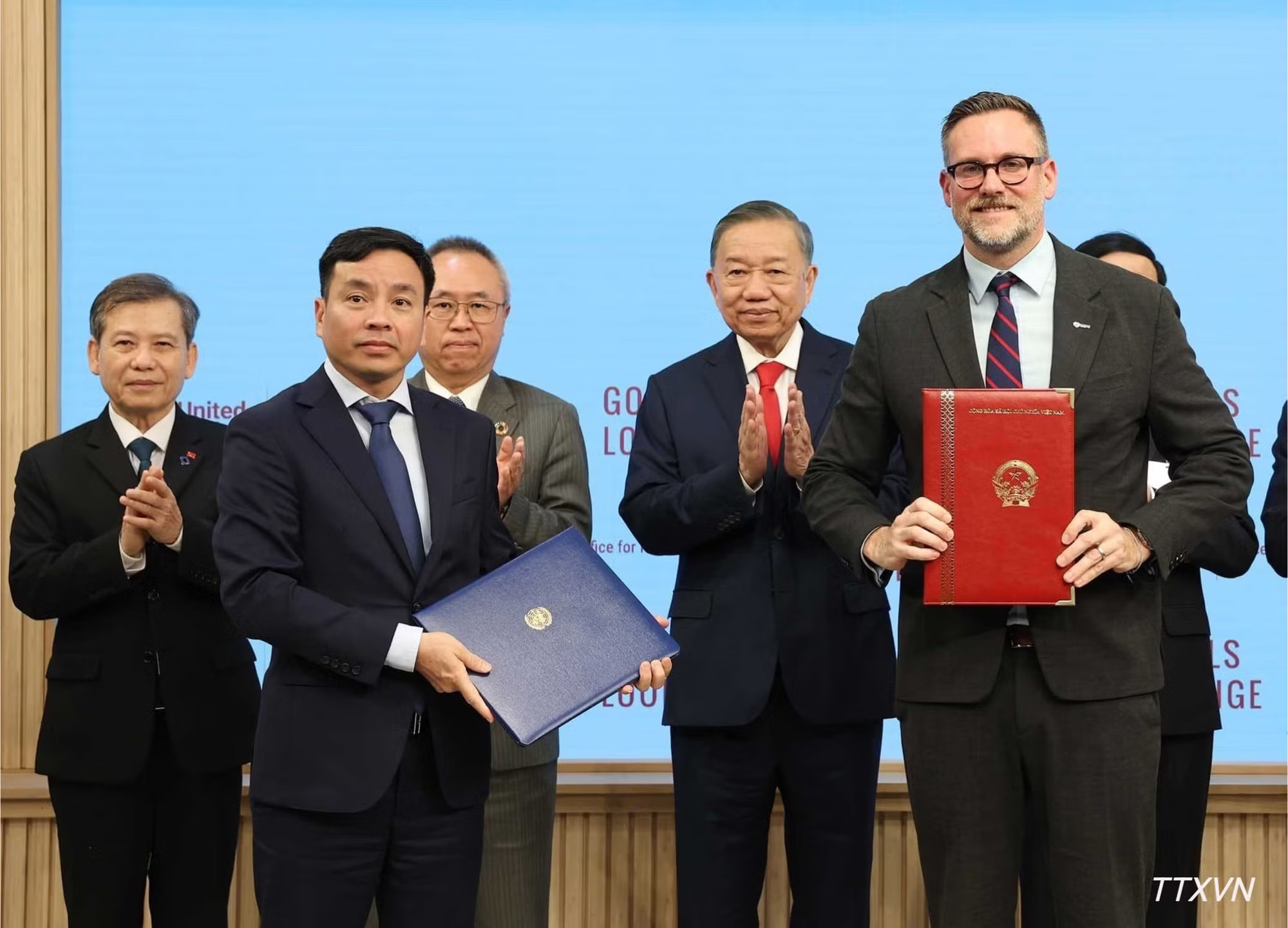vna-potal-tong-bi-thu-chu-tich-nuoc-to-lam-du-le-trao-van-kien-thoa-thuan-hop-tac-voi-cac-co-quan-cua-lien-hop-quoc-6936.avif