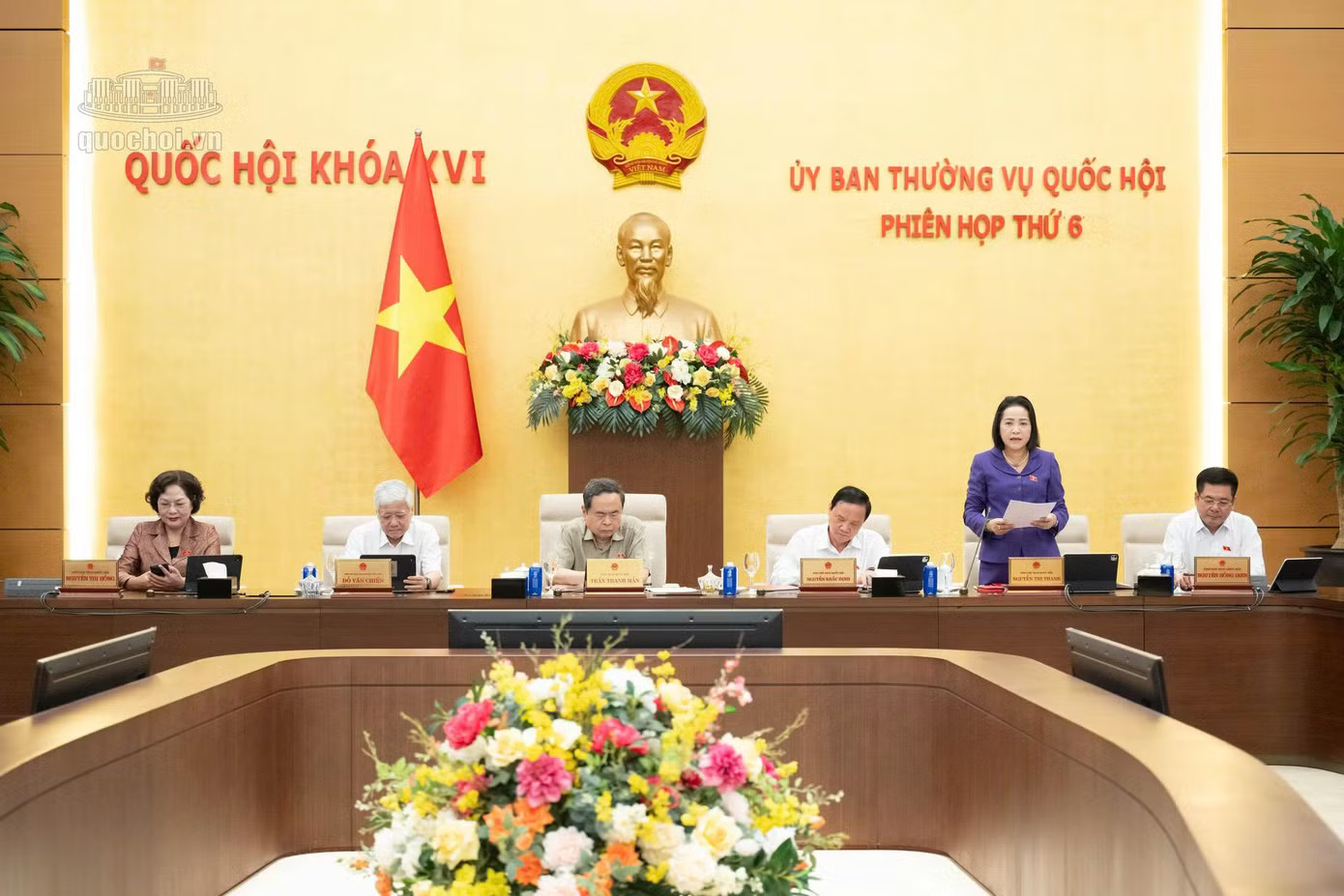 Chủ tịch Quốc hội và các Phó Chủ tịch Quốc hội tại phiên họp. Ảnh: QH. Tài xế công nghệ, shipper sẽ phải đóng bảo hiểm xã hội bắt buộc? - Ảnh 3.