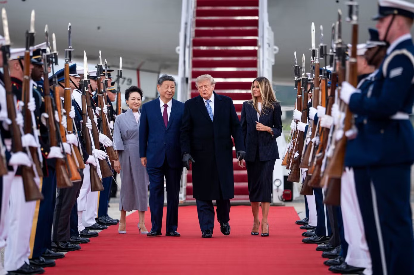 Chủ tịch Trung Quốc Tập Cận Bình cùng Phu nhân Bành Lệ Viện được Tổng thống Mỹ Donald Trump và Phu nhân Melania chào đón tại Căn cứ Liên hợp Andrews ở bang Maryland ngày 23/9/2026 (giờ Mỹ). Ảnh: The New York Times. Mỹ-Trung gia hạn đình chiến thương mại thêm 2 tháng: Bước đi tạm thời hay tiền đề cho thỏa thuận lớn hơn? - Ảnh 1.