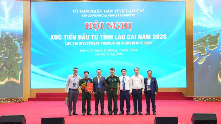 Viettel Post đón nhận quyết định tại hội nghị (Ảnh: BTC)