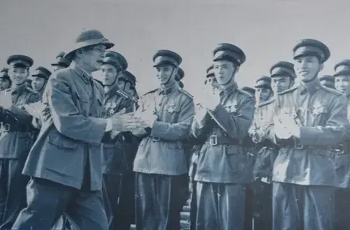 “Danh tướng Phạm Kiệt - bản lĩnh và tài đức” - 8 Tư lệnh Phạm Kiệt đến chúc mừng Hội nghị mừng công của Công an nhân dân vũ trang tỉnh Thái Nguyên.