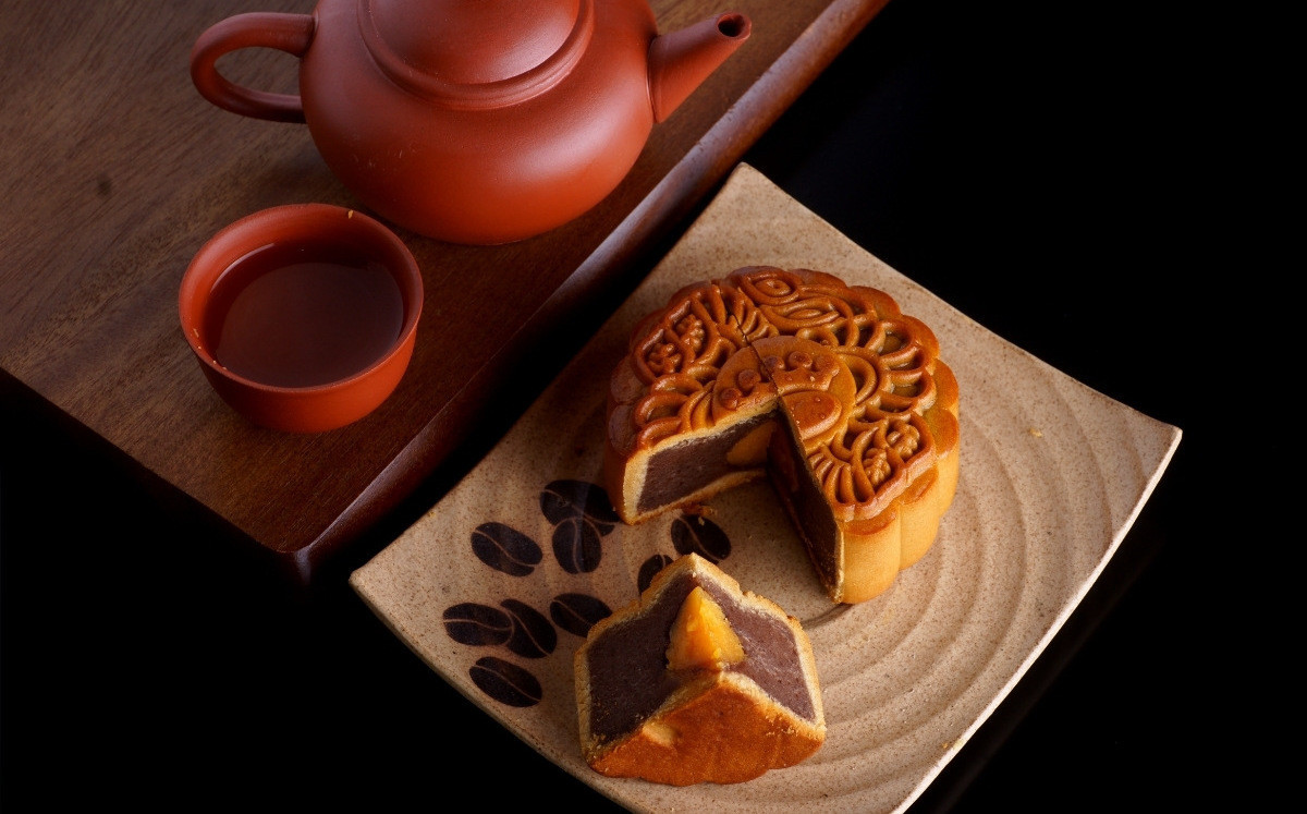 thehkhub.com-wp-content-uploads-2022-08-_traditional-chinese-mooncakes-2.jpg