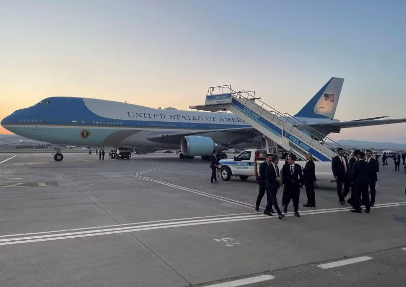 Không lực Một phục vụ các chuyến công du của Tổng thống Mỹ Donald Trump. Ảnh: Reuters Chuyên cơ đưa Chủ tịch Trung Quốc Tập Cận Bình đến Mỹ có gì đặc biệt? - Ảnh 2.