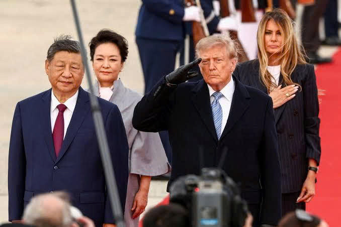 Ông Trump đón ông Tập bằng nghi thức hiếm thấy, một chi tiết trên trang phục gây chú ý