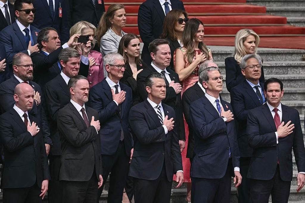 Đoàn Mỹ trong lễ đón Tổng thống Donald Trump tại Đại lễ đường Nhân dân ở Bắc Kinh ngày 14/5. Trong ảnh có CEO Nvidia Jensen Huang, CEO Tesla Elon Musk và Tim Cook, cùng các quan chức Mỹ. Vắng bóng dàn CEO Trung Quốc hộ tống ông Tập đến Mỹ - Ảnh 2.