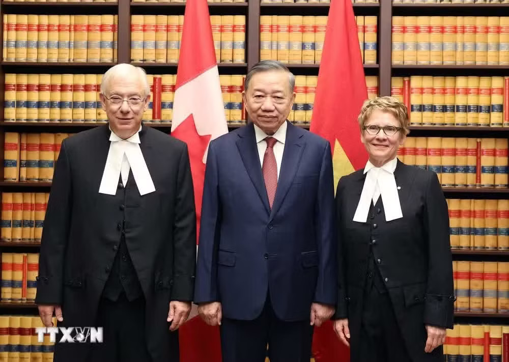 Tổng Bí thư, Chủ tịch nước Tô Lâm với Chủ tịch Thượng viện Canada Raymonde Gagne và Chủ tịch Hạ viện Francis Scarpaleggia. (Ảnh: Thống Nhất/TTXVN) Tuyên bố chung về quan hệ Đối tác chiến lược giữa Việt Nam và Canada - Ảnh 5.