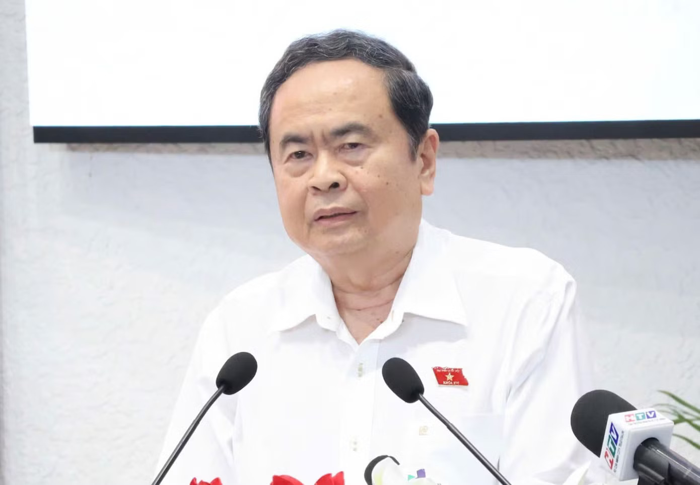 Chủ tịch Quốc hội Trần Thanh Mẫn trao đổi với cử tri. Chủ tịch Quốc hội: Sẽ chuyển ý kiến của cử tri đến Bộ GD& ĐT về tình trạng gộp môn 'cơ học' - Ảnh 2.