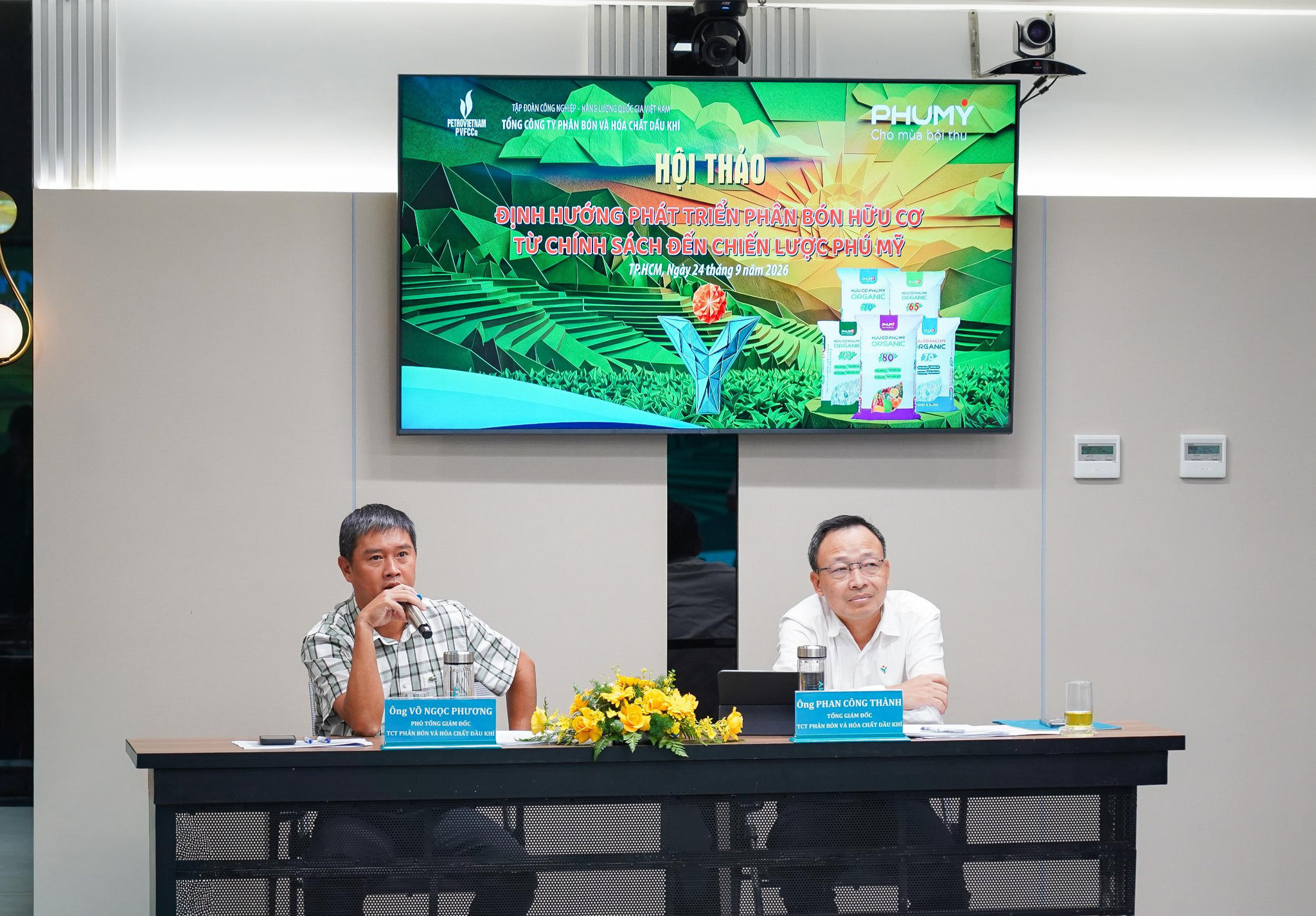 Ông Võ Ngọc Phương - Phó Tổng Giám đốc PVFCCo - Phú Mỹ ghi nhận ý kiến phản hồi của các đại biểu tham dự Hội thả