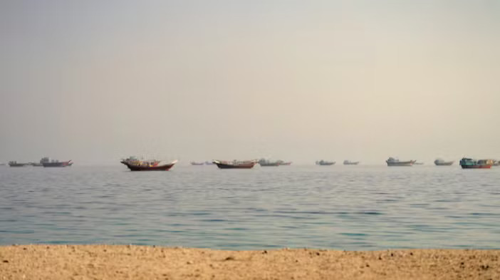 Mỹ và Iran âm thầm đàm phán lộ trình mở lại eo biển Hormuz - Ảnh 1.