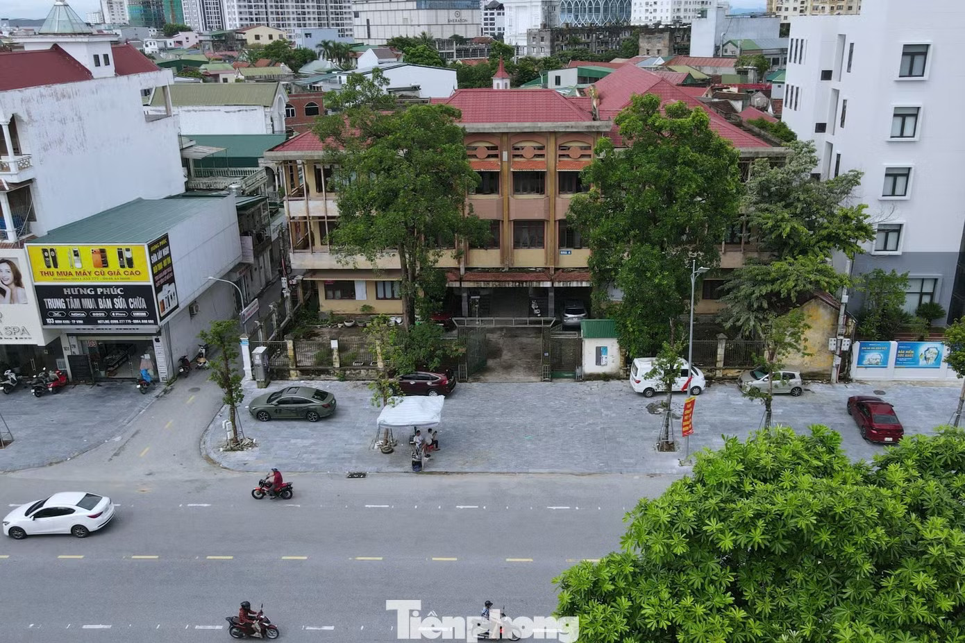 Trụ sở Tòa án nhân dân tỉnh Nghệ An (cũ) nằm trong số các cơ sở nhà, đất công dôi dư đang được địa phương xử lý sau quá trình sắp xếp đơn vị hành chính và thực hiện mô hình chính quyền địa phương hai cấp. Bên trong trụ sở tòa án bỏ hoang được rao thuê hơn nửa tỷ đồng/năm - Ảnh 9.