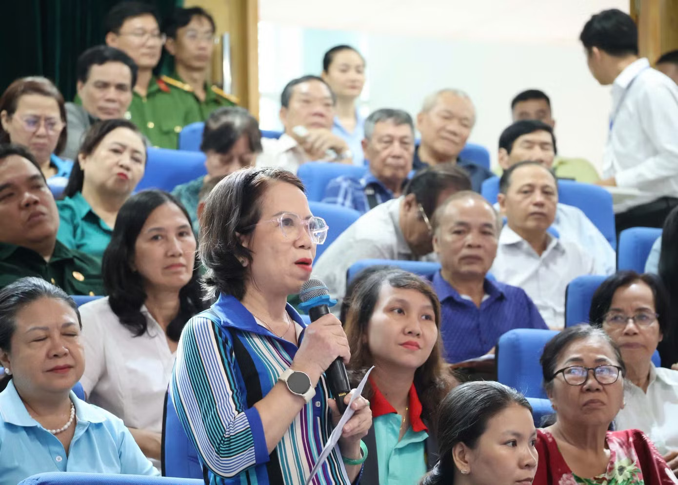 Cử tri TPHCM nêu ý kiến với tổ ĐBQH. Chủ tịch Quốc hội: Sẽ chuyển ý kiến của cử tri đến Bộ GD& ĐT về tình trạng gộp môn 'cơ học' - Ảnh 1.