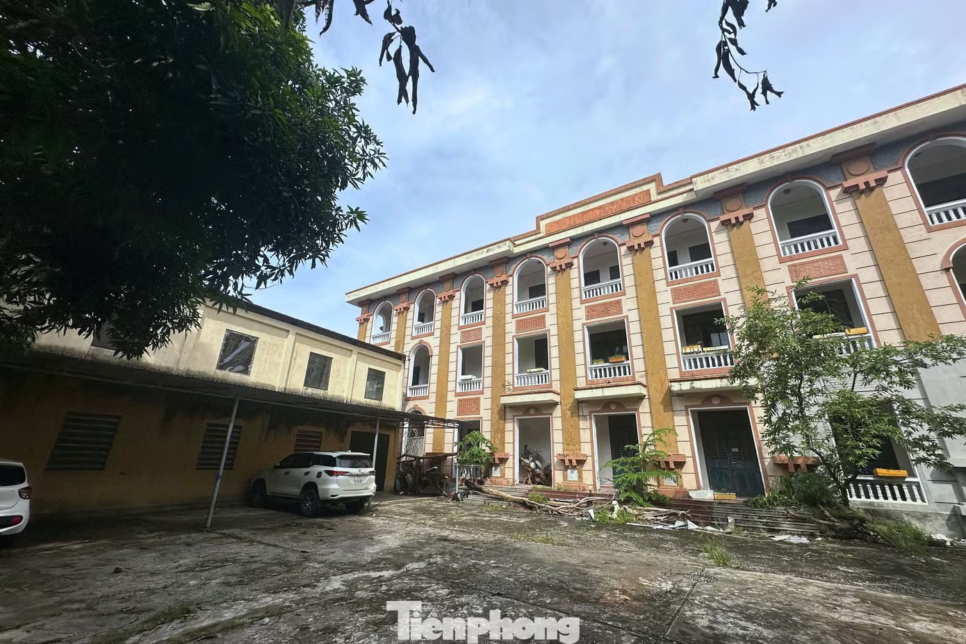 Mới đây, Trung tâm Phát triển quỹ đất tỉnh Nghệ An đưa ra phương án cho thuê 8 khu đất, thửa đất dôi dư trên địa bàn. Trong đó, trụ sở Tòa án nhân dân tỉnh Nghệ An (cũ) có mức giá khởi điểm cao nhất, hơn 528 triệu đồng/năm, tương đương khoảng 44 triệu đồng/tháng, thời hạn cho thuê 5 năm. Bên trong trụ sở tòa án bỏ hoang được rao thuê hơn nửa tỷ đồng/năm - Ảnh 2.