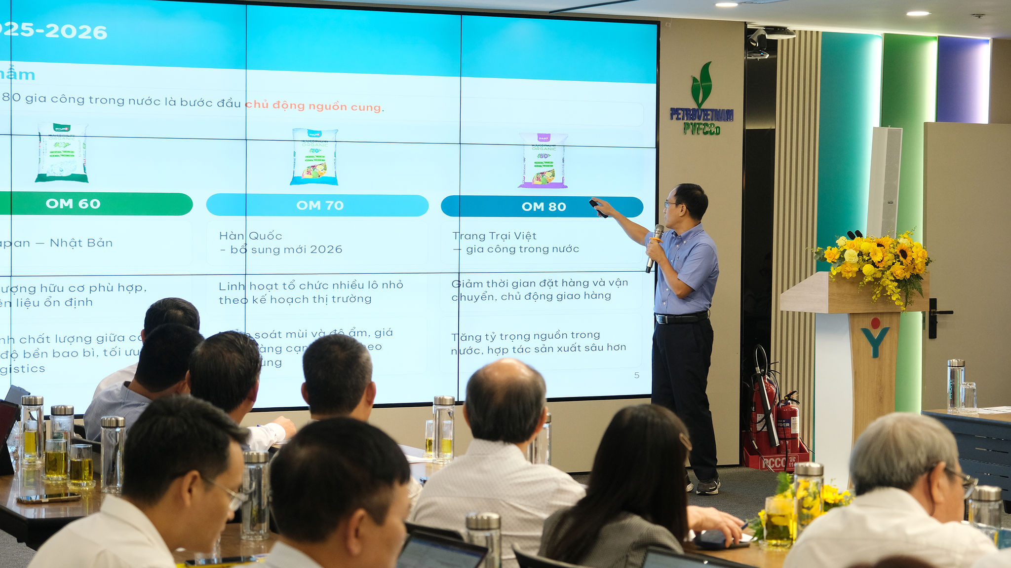 Ông Nguyễn Lê Đức Trọng - Phó Trưởng ban Tiếp thị và Truyền thông PVFCCo - Phú Mỹ trình bày định hướng phát triển Phân bón hữu cơ Phú Mỹ đến năm 2030