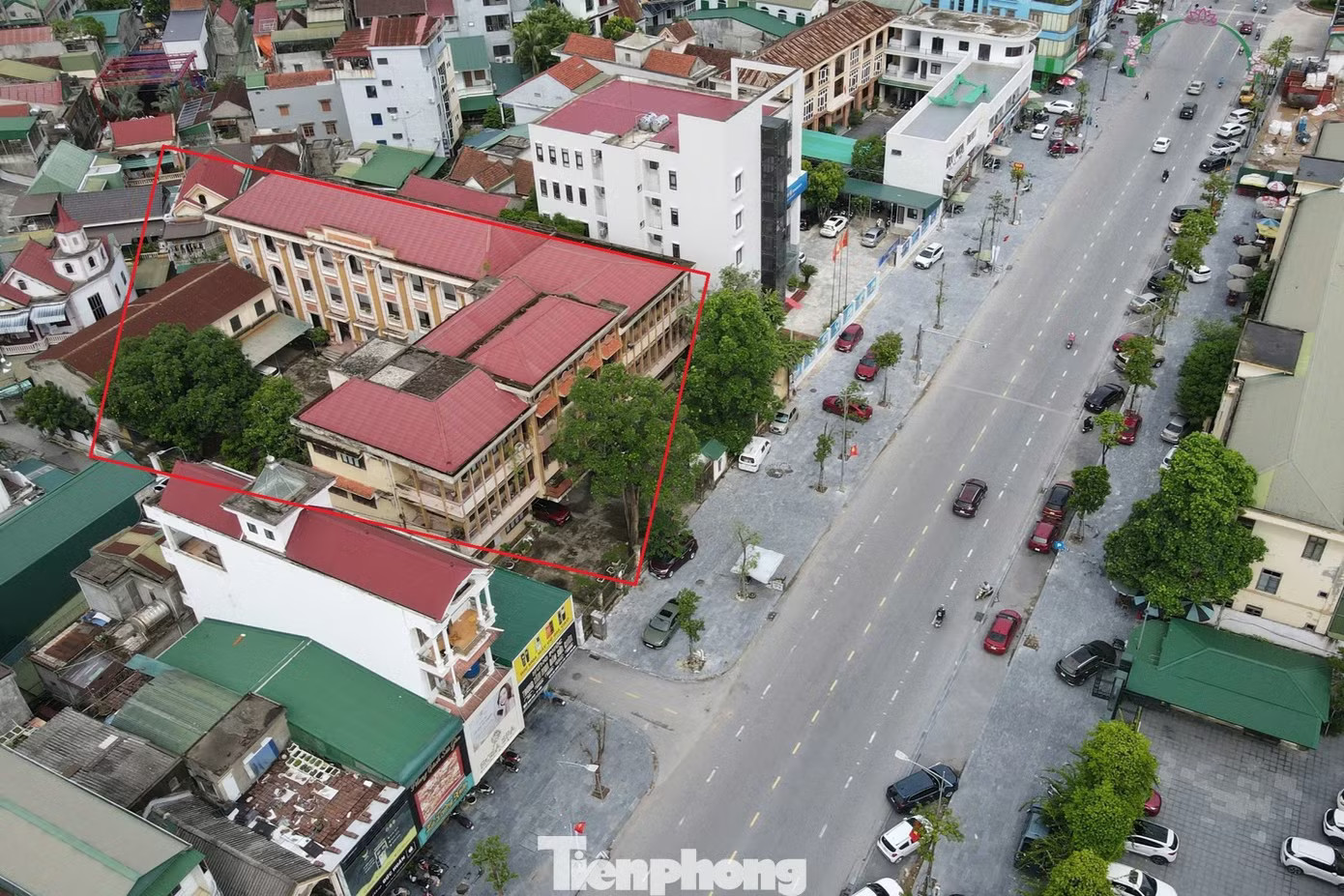 Trụ sở Tòa án nhân dân tỉnh Nghệ An (cũ) nằm trên đường Nguyễn Thị Minh Khai, phường Thành Vinh, Nghệ An. Đây từng là nơi làm việc của Tòa án nhân dân tỉnh Nghệ An trước khi đơn vị chuyển sang trụ sở mới trên đường Phạm Đình Toái từ năm 2015. Sau đó, khu nhà đất này được bàn giao cho Tòa án nhân dân TP Vinh (cũ) sử dụng. Đến năm 2021, đơn vị này chuyển sang trụ sở mới, khu đất không còn được sử dụng. Nhiều năm qua, công trình gần như bỏ không. Bên trong trụ sở tòa án bỏ hoang được rao thuê hơn nửa tỷ đồng/năm - Ảnh 1.