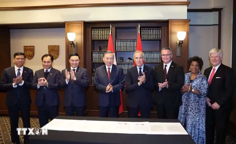 Tổng Bí thư, Chủ tịch nước Tô Lâm và Thủ tướng Canada Mark Carney chứng kiến các văn kiện hợp tác giữa 2 nước đã được ký kết. (Ảnh: Thống Nhất/TTXVN) Việt Nam - Canada nâng cấp quan hệ lên Đối tác chiến lược - Ảnh 5.