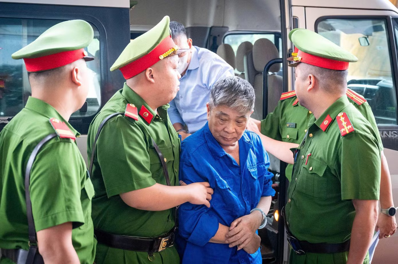 Cựu Bộ trưởng Nguyễn Thị Kim Tiến phải nằm viện, xin xét xử vắng mặt - Ảnh 3.