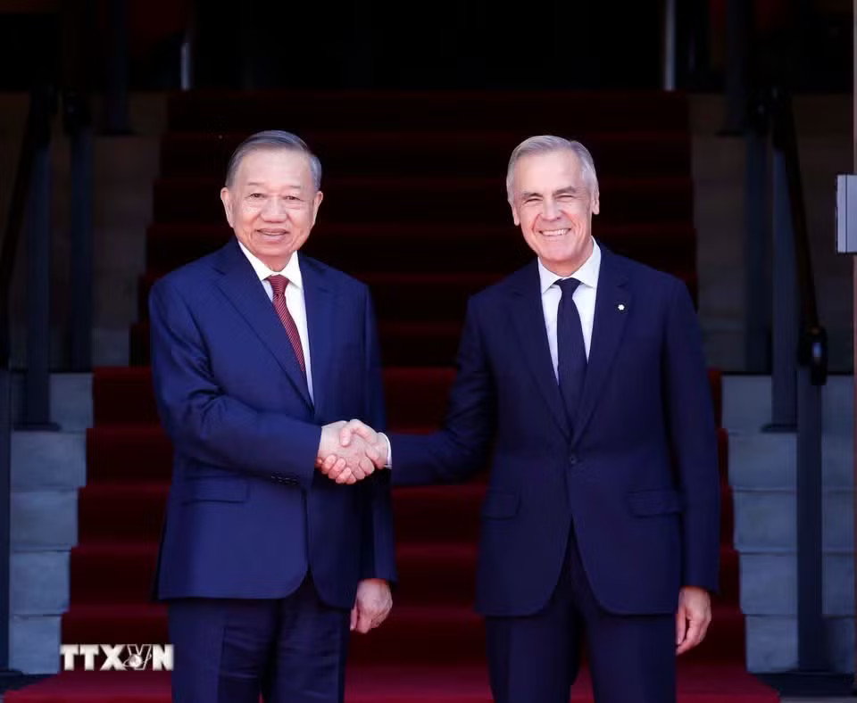 Tổng Bí thư, Chủ tịch nước Tô Lâm và Thủ tướng Canada Mark Carney chụp ảnh chung. (Ảnh: Thống Nhất/TTXVN) Việt Nam - Canada nâng cấp quan hệ lên Đối tác chiến lược - Ảnh 2.