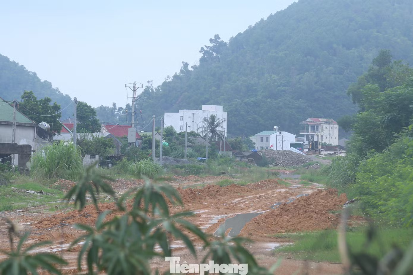 Tuyến đường dang dở khiến người dân khổ sở, nhất là vào mùa mưa. 'Vỡ tiến độ' tuyến đường gần 1km, hơn 200 tỷ đồng - Ảnh 5.