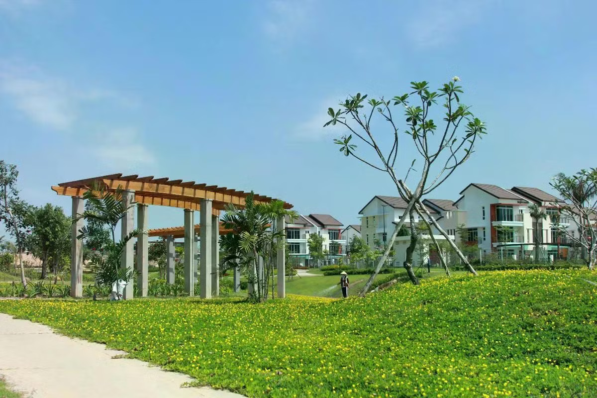 Khu nhà ở thương mại tiểu khu R8A sẽ được cấp giấy chứng nhận 392 căn cho người mua nhà. TPHCM tháo gỡ vướng mắc, cấp sổ cho hàng trăm căn nhà ở liền kề - Ảnh 1.