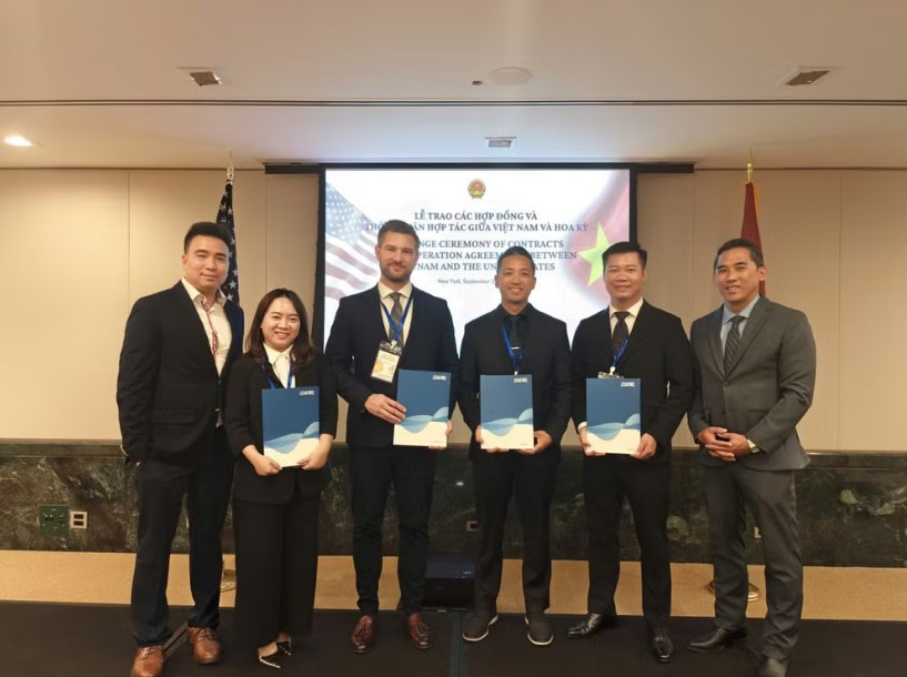 Bà Bùi Thanh Hằng cùng Ông Bùi Trung Hiếu đại diện SAIGONTEL tham gia lễ ký kết tại New York
