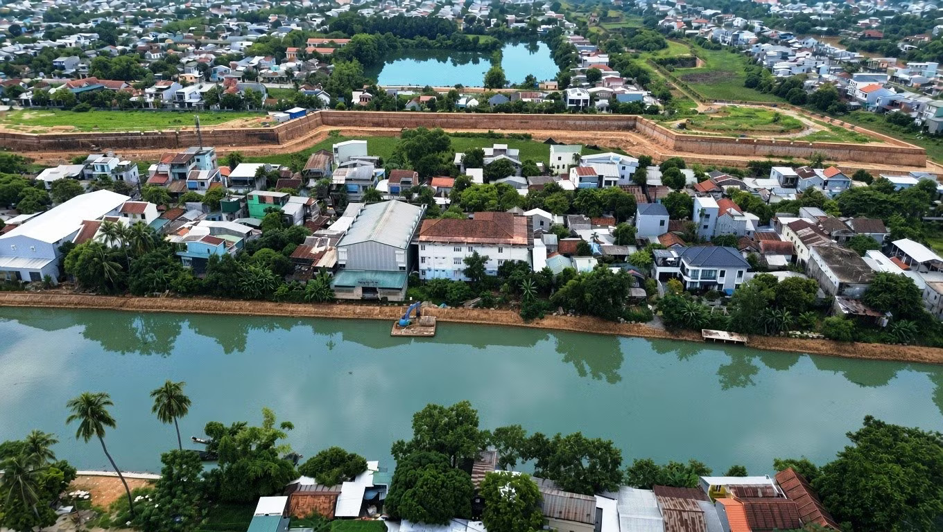 Công trình nằm cạnh Kinh thành Huế, góp phần chỉnh trang đô thị, cải thiện môi trường, nâng cao năng lực thoát lũ và hạn chế sạt lở bờ sông. Huế đầu tư gần 100 tỷ đồng xây thêm đường đi bộ kết hợp kè ven sông - Ảnh 2.