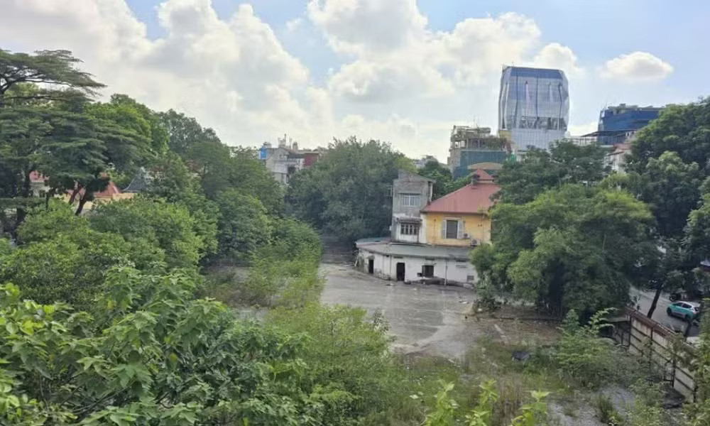 Khu đất tại 18 Cao Bá Quát (phường Ba Đình, Hà Nội) trước đó được đấu giá để triển khai dự án khách sạn 5 sao. Ảnh: Minh Chí. Hà Nội cấm doanh nghiệp đấu giá sau vụ bỏ cọc khu 'đất vàng' - Ảnh 1.