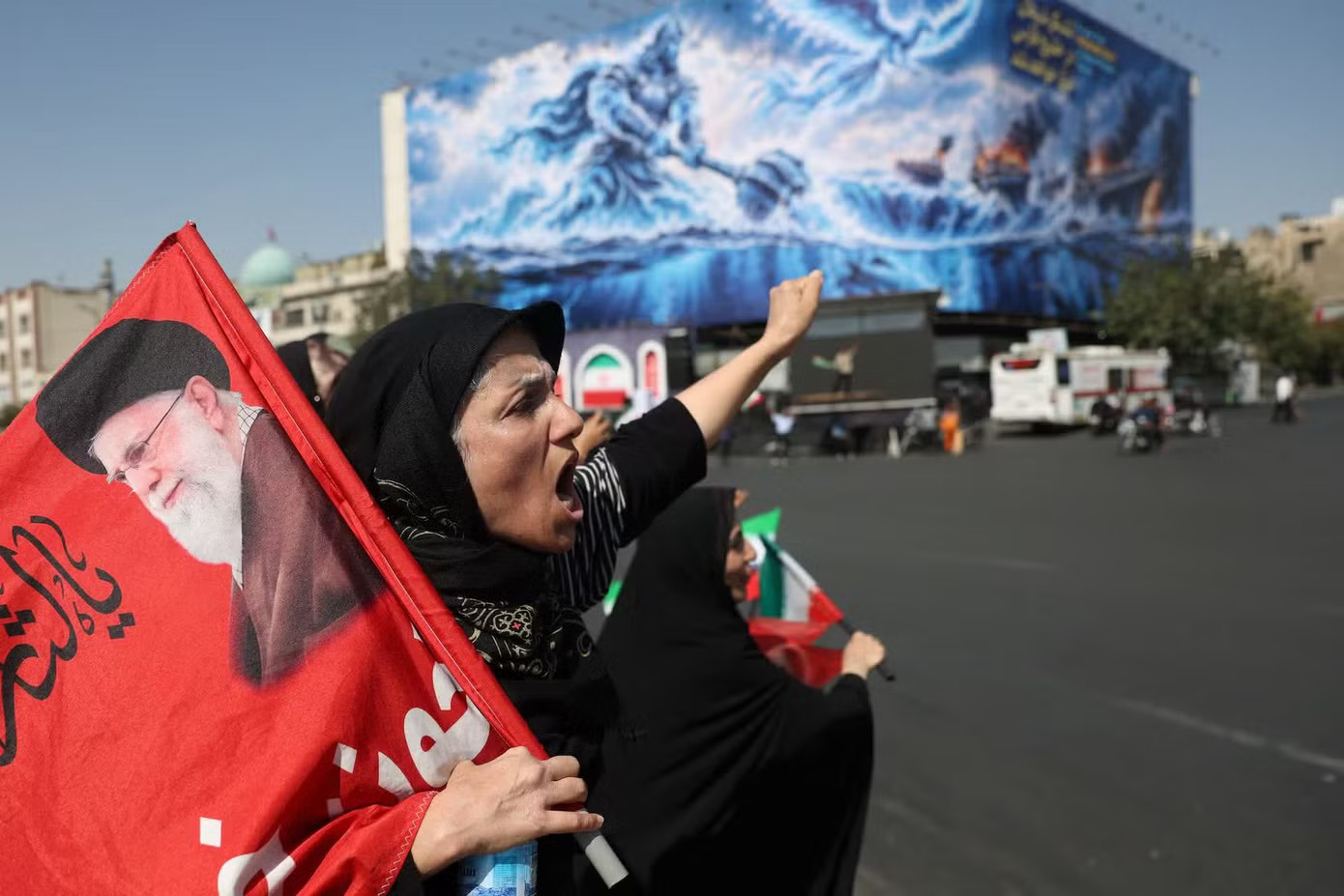 Một phụ nữ tham gia tuần hành tại Tehran ngày 25/9. (Ảnh: Reuters) Vì sao Iran không bất ngờ khi Mỹ từ chối đề xuất ngừng bắn? - Ảnh 1.