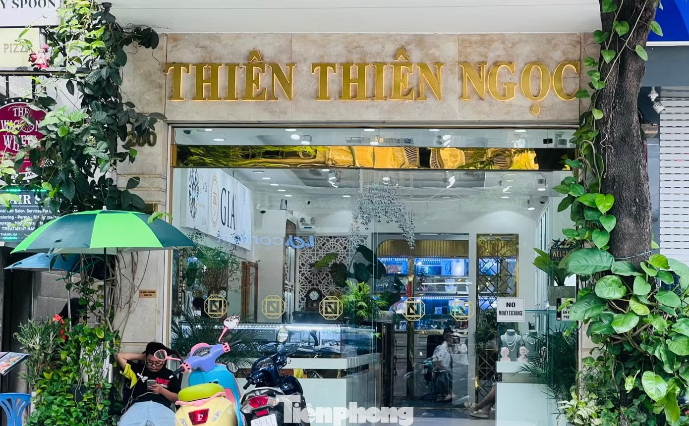 Tiệm cương mở lại nhưng hầu như rất vắng khách Tiệm kim cương mở cửa, khách bán chờ cả năm mới được nhận tiền - Ảnh 4.