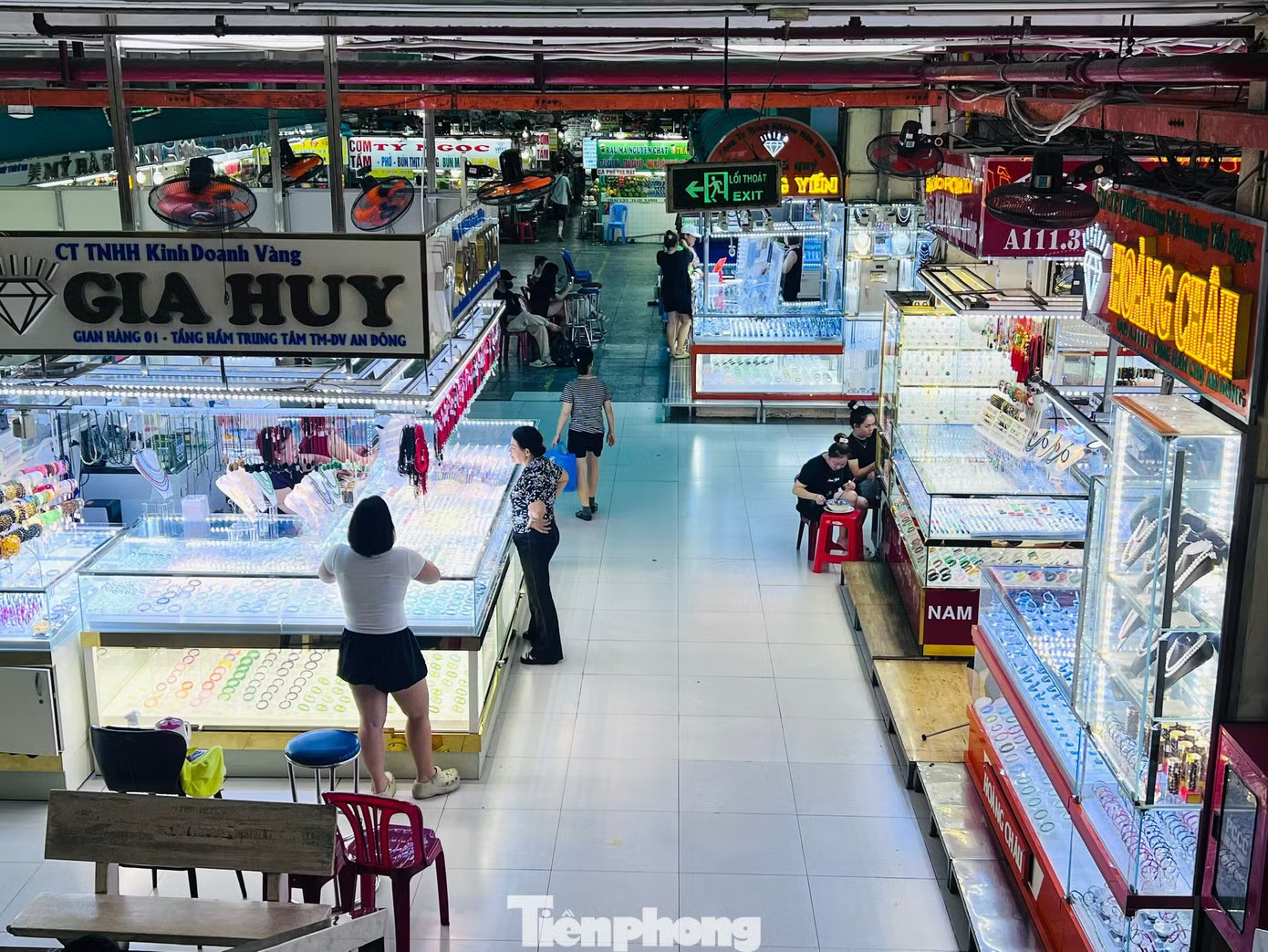 Loạt tiệm vàng, kim cương ở chợ An Đông đã thắp đèn sáng trưng, nhưng người bán nhiều hơn người mua. Tiệm kim cương mở cửa, khách bán chờ cả năm mới được nhận tiền - Ảnh 3.