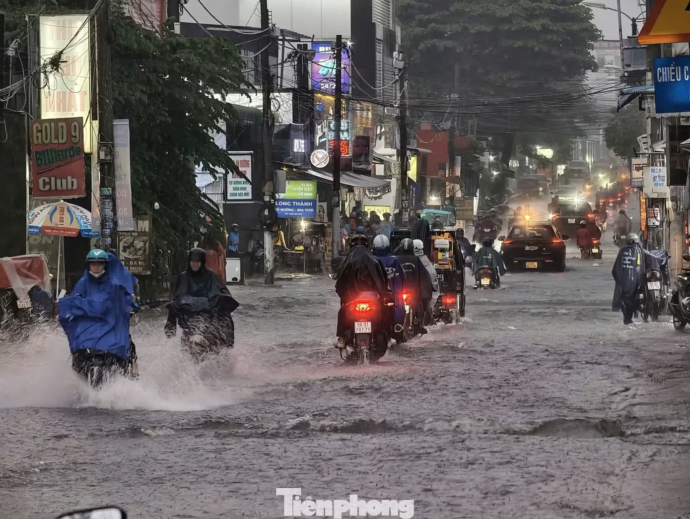 Mưa lớn quay lại Nam Bộ, miền Trung - Ảnh 1.