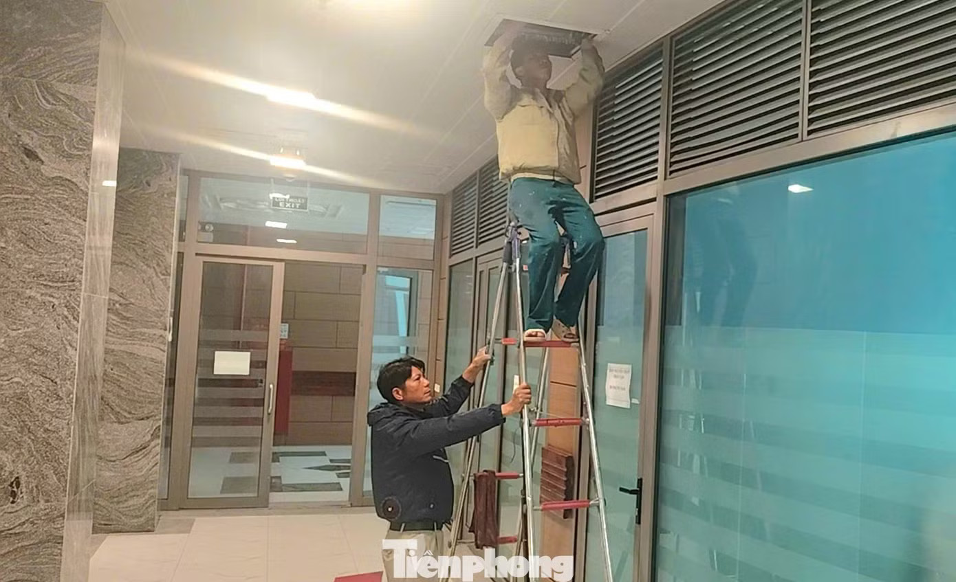 Công nhân kiểm tra, vệ sinh máy bơm nước ngưng của hệ thống điều hoà Thông tin mới về công trình bệnh viện 1.800 tỷ đồng ở Ninh Bình phải dùng xô, chậu hứng nước - Ảnh 2.