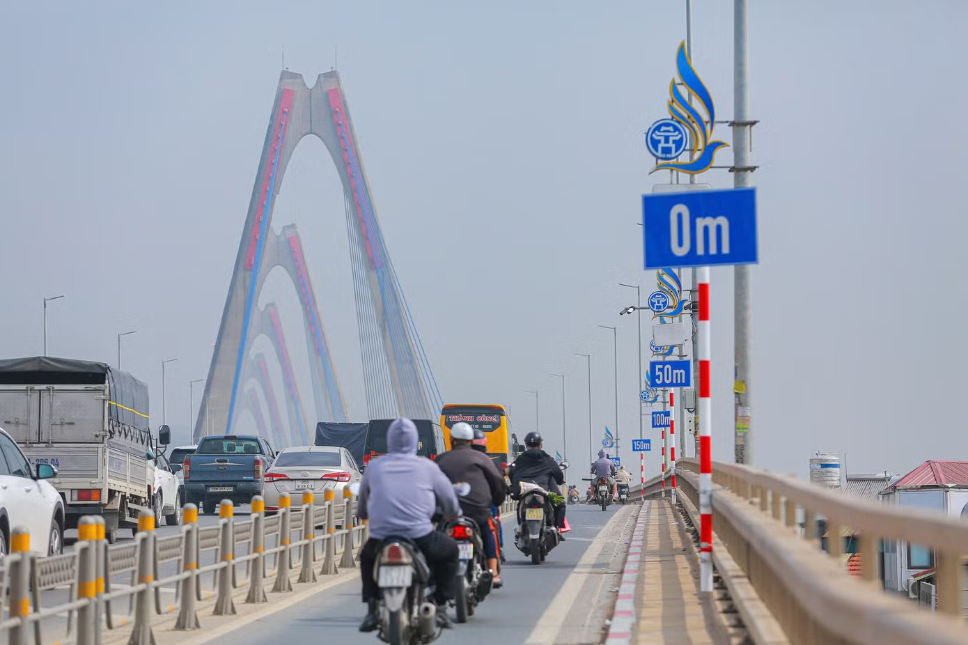 Hà Nội nói gì về các mốc giữ khoảng cách trên cầu Nhật Tân? - Ảnh 1.