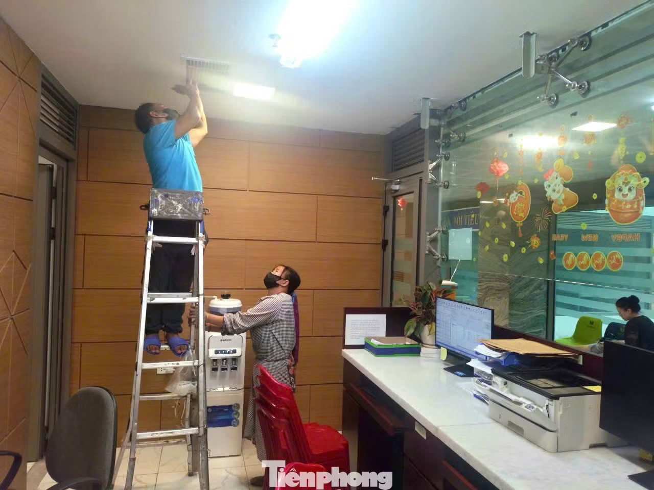 Nhà thầu huy động công nhân hỗ trợ bệnh viện vệ sinh cửa hồi hệ thống điều hoà theo hướng phòng ngừa Thông tin mới về công trình bệnh viện 1.800 tỷ đồng ở Ninh Bình phải dùng xô, chậu hứng nước - Ảnh 3.