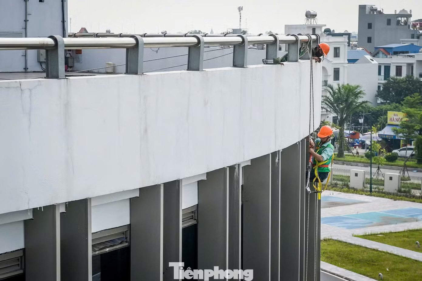Công nhân đu dây kiểm tra lớp keo vách kính bên ngoài. Thông tin mới về công trình bệnh viện 1.800 tỷ đồng ở Ninh Bình phải dùng xô, chậu hứng nước - Ảnh 6.