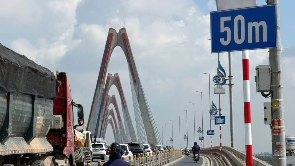 Các mốc 0m, 50m, 100m, 150m và 200m kết hợp với vạch sơn trên mặt đường cầu Nhật Tân nhằm hỗ trợ trực quan cho người điều khiển phương tiện. (Ảnh: CTV)