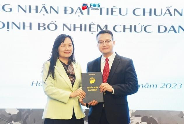giao-su-dang-hoang-linh-1_1790585910.jpg