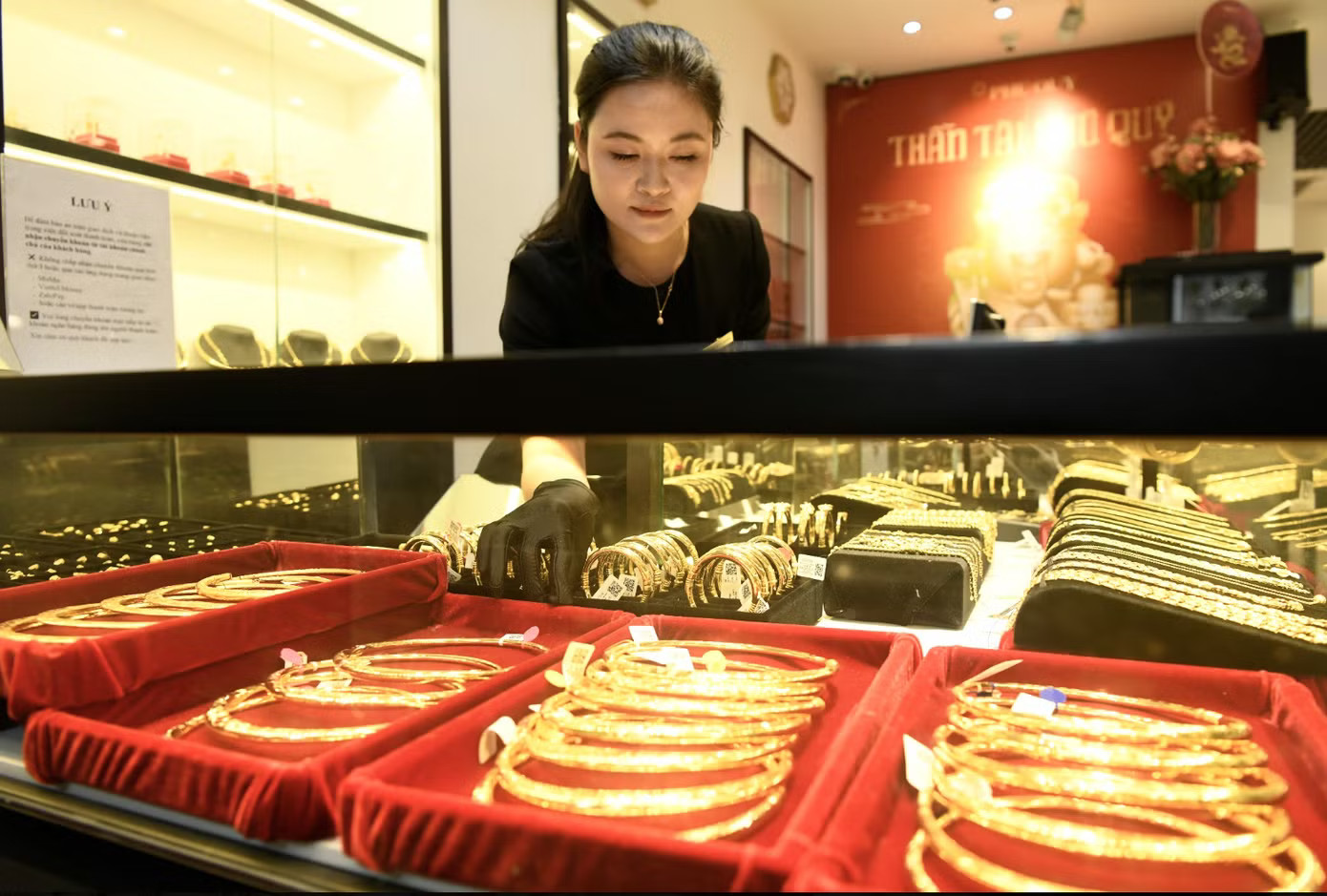 Người mua vàng càng Vì sao càng mua vàng càng lỗ? - Ảnh 1.