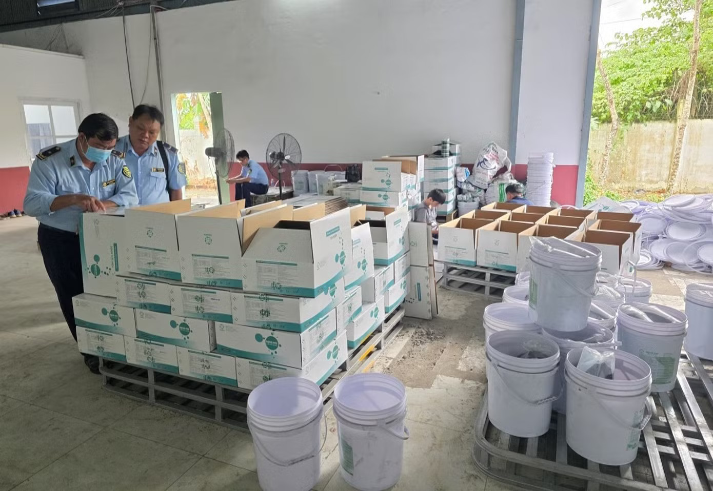 Phạt doanh nghiệp 'nới' hạn sử dụng thức ăn thủy sản - Ảnh 1.