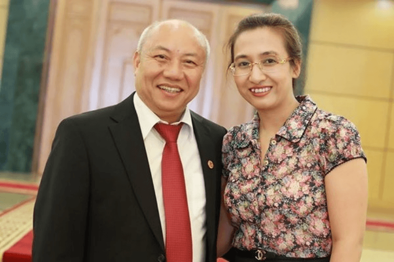 screenshot-2026-09-28-at-15-56-59-pho-giao-su-nguoi-viet-co-doi-tay-vang-trong-phau-thuat-cot-song-tung-do-bach-khoa-nhung-xung-phong-nhap-ngu-vo-kem-21-tuoi-la-cuu-btv-vtv-noi-tieng.png