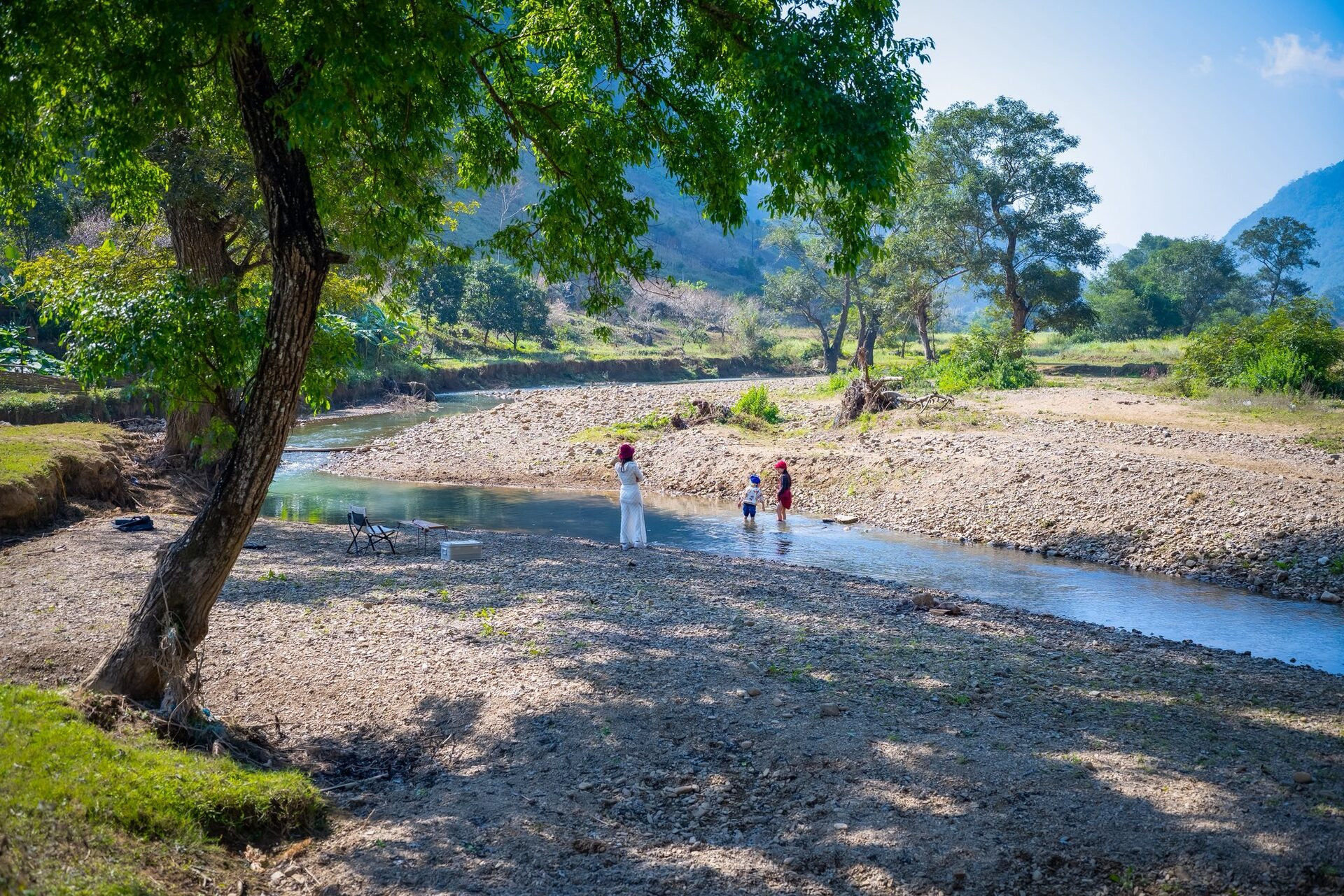 Gia đình chị Huyền đi cắm trại tại bản Tà Phình. Ảnh. 