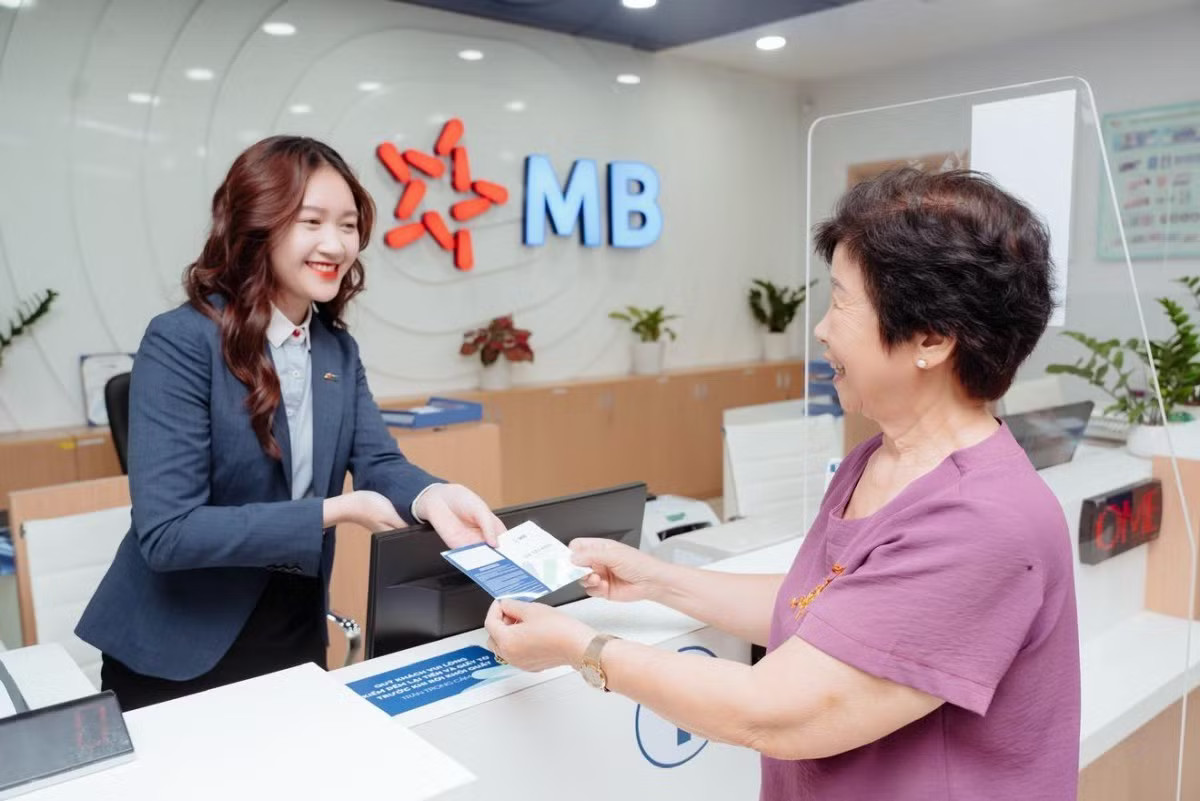 MB phát hành trái phiếu với lãi suất 9%/năm. Ảnh: MBB. Lãi suất trái phiếu và tiền gửi hiện ra sao? - Ảnh 1.