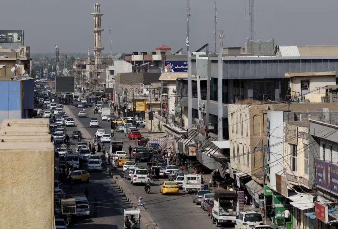 Trên đường phố Falluja ở Iraq ngày 27/9/2026. (Ảnh: Reuters) Mỹ rút quân khỏi Iraq sau 2 thập kỷ, chiến thắng lịch sử cho Iran - Ảnh 1.