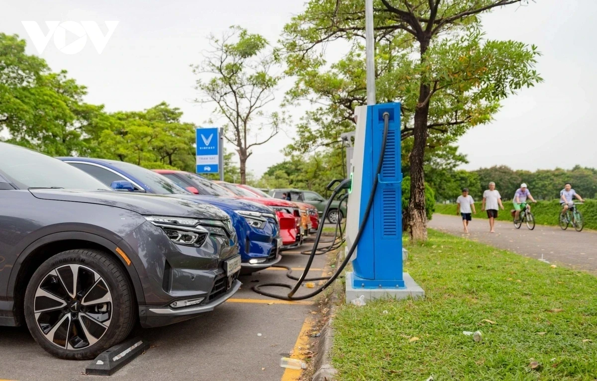 Việc áp dụng chính sách ưu đãi với xe điện và kéo dài đến hết năm 2030 thay vì tháng 2/2027 giúp người dân yên tâm trong chuyển đổi phương tiện
