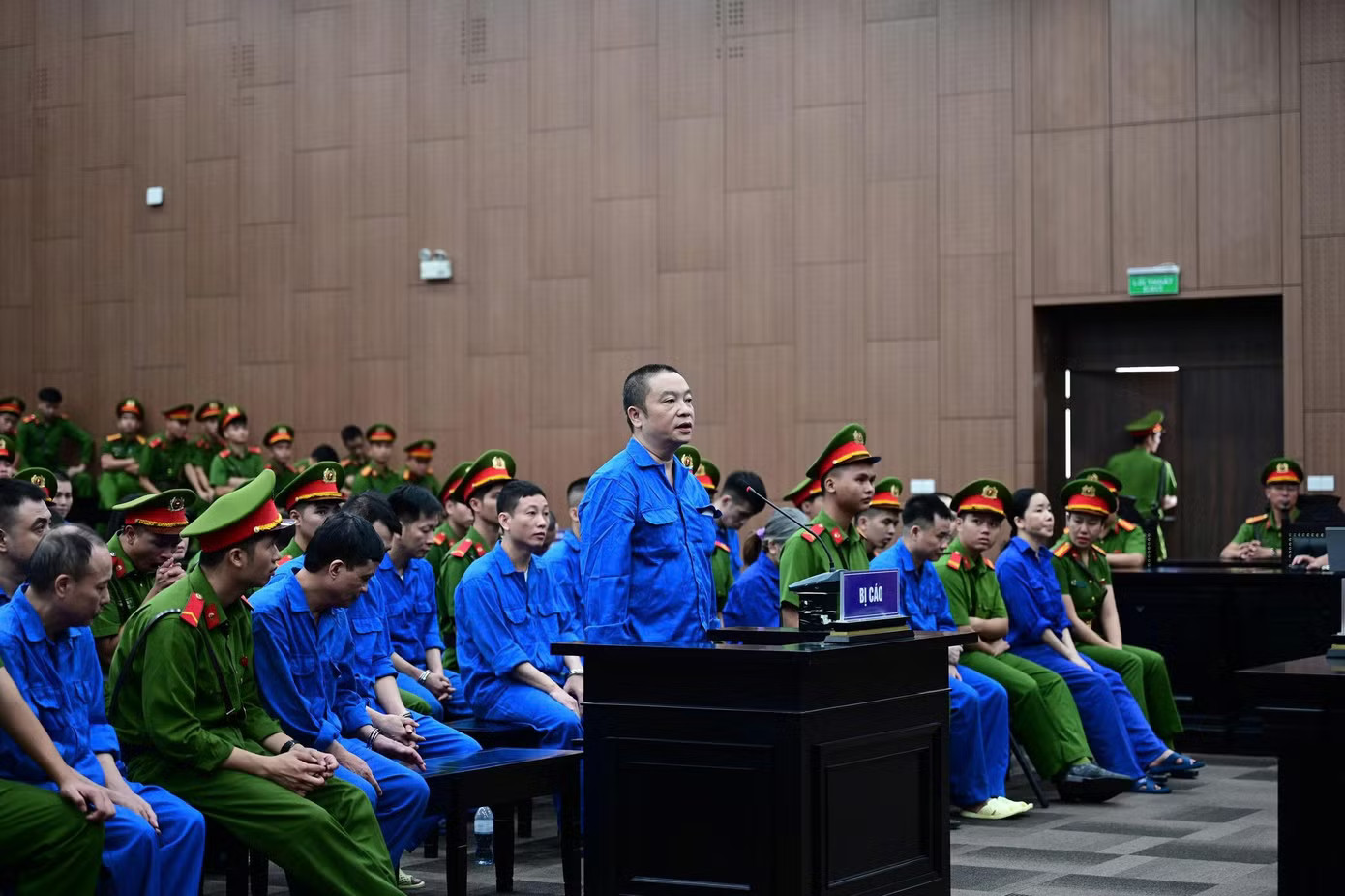 Bị cáo Trần Văn Trường trên bục khai báo. Vợ cựu Viện trưởng Viện pháp y tâm thần khai về việc chồng mang những bọc tiền về nhà - Ảnh 1.