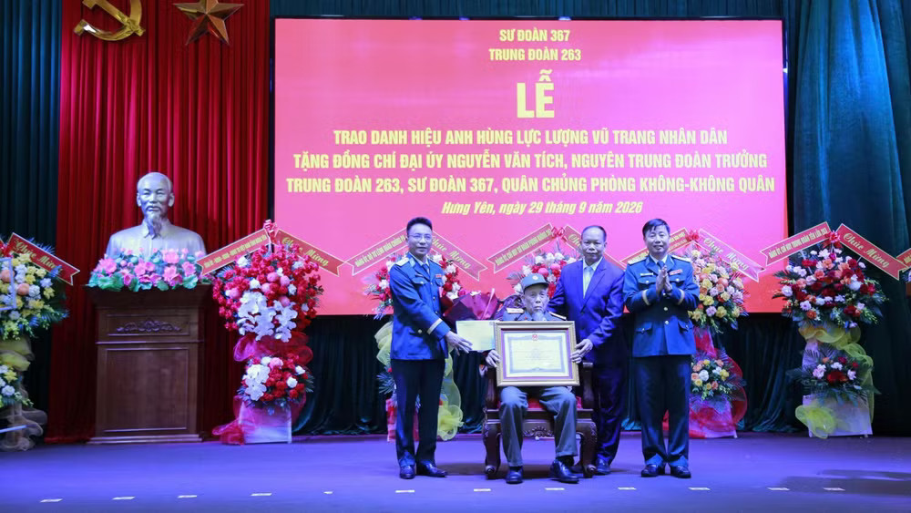 Thừa ủy quyền của Chủ tịch nước, Đại tá Đặng Hồng Tuân, Sư đoàn trưởng Sư đoàn 367 đã trao danh hiệu Anh hùng Lực lượng vũ trang nhân dân tặng đồng chí Nguyễn Văn Tích. (Ảnh: Mai Tú) 