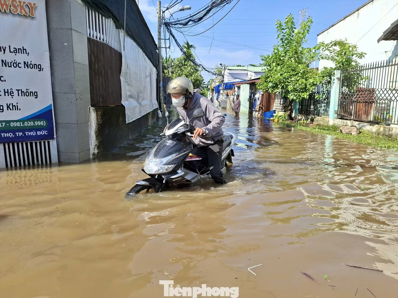 Hàng trăm nhà dân ở TPHCM ngập từ đêm đến sáng: 'Nước dâng nhanh, chỉ chưa đầy nửa giờ đã tràn vào' - Ảnh 3.