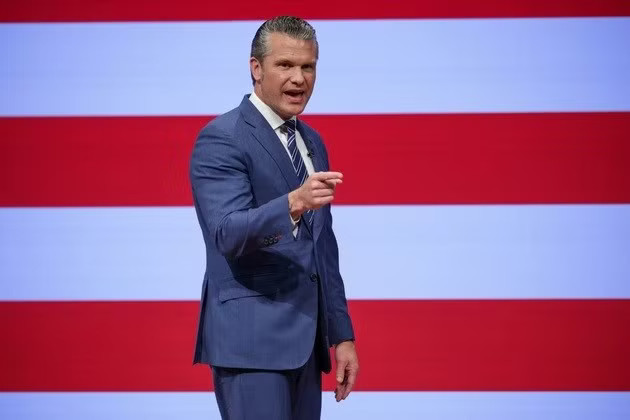 Bộ trưởng Chiến tranh Mỹ Pete Hegseth phát biểu về “Tình hình Lực lượng” tại Căn cứ Thủy quân Lục chiến Quantico ở Quantico, Virginia, ngày 30/9/2026. Ảnh: AP. Vì sao Bộ trưởng Chiến tranh Mỹ nói Elon Musk, Palmer Luckey và Newt Gingrich là ‘những bộ óc vĩ đại nhất nước Mỹ’? - Ảnh 1.