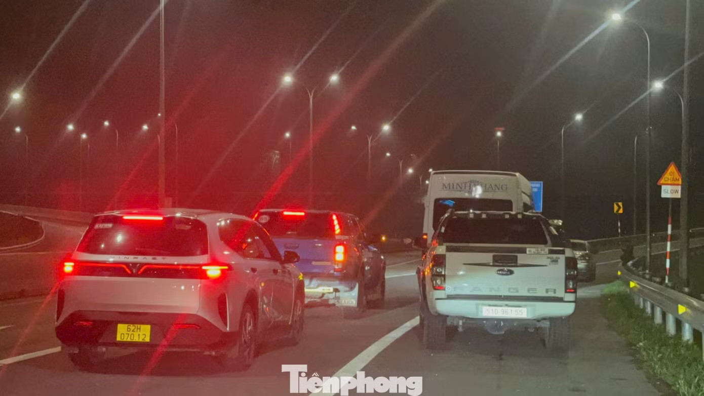 Dòng xe nối đuôi 'mở hàng' cao tốc Bến Lức - Long Thành thông toàn tuyến - Ảnh 2.